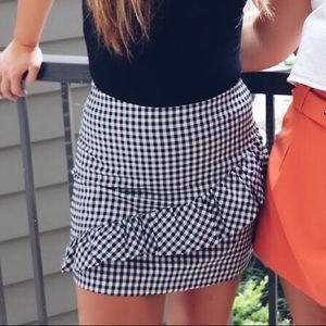 Super cute gingham mini skirt!